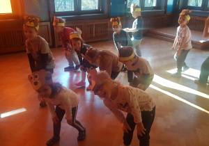 dzieci uczestniczą w zabawie ruchowej przy piosence „Mały miś